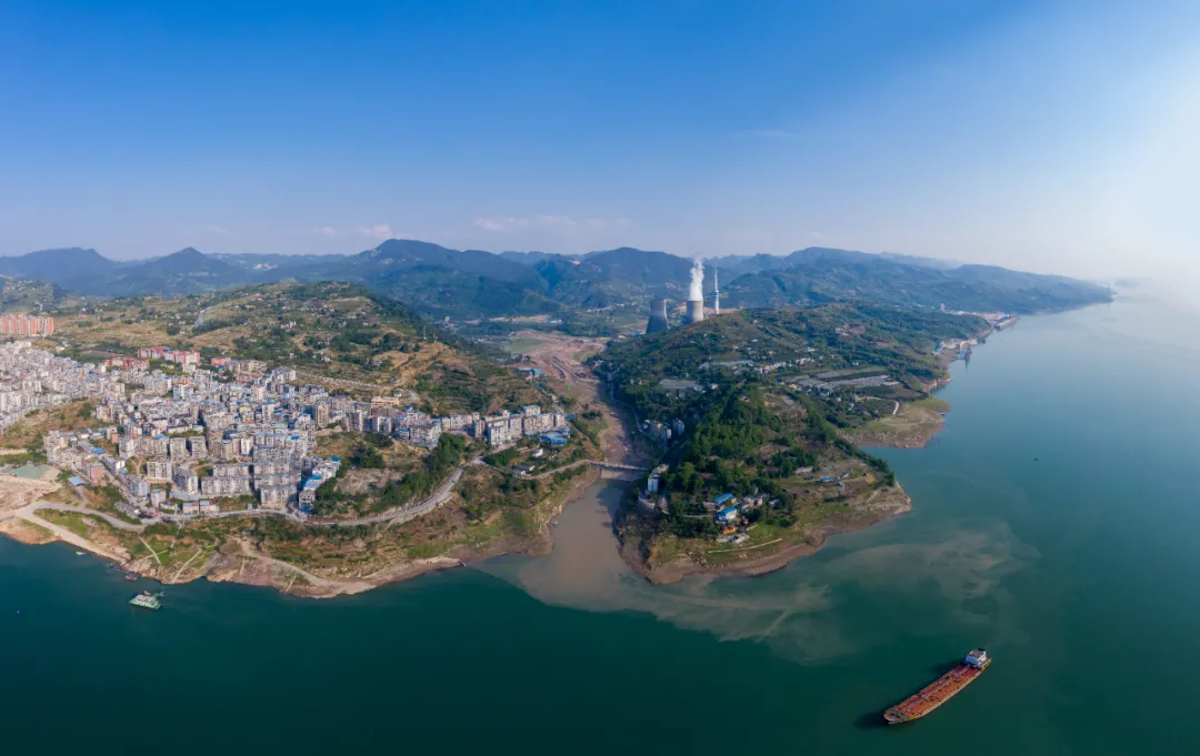 通江達海！徐工挖機助力萬州現代物流樞紐港建設